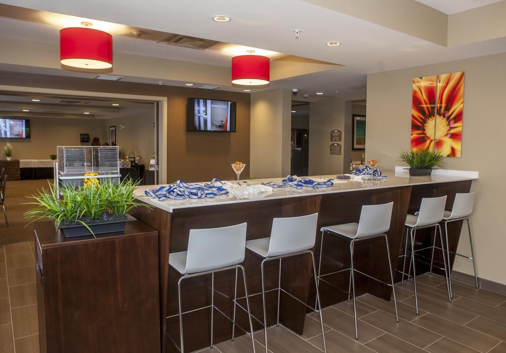Microtel Inn & Suites By Wyndham Lloydminster Bagian luar foto