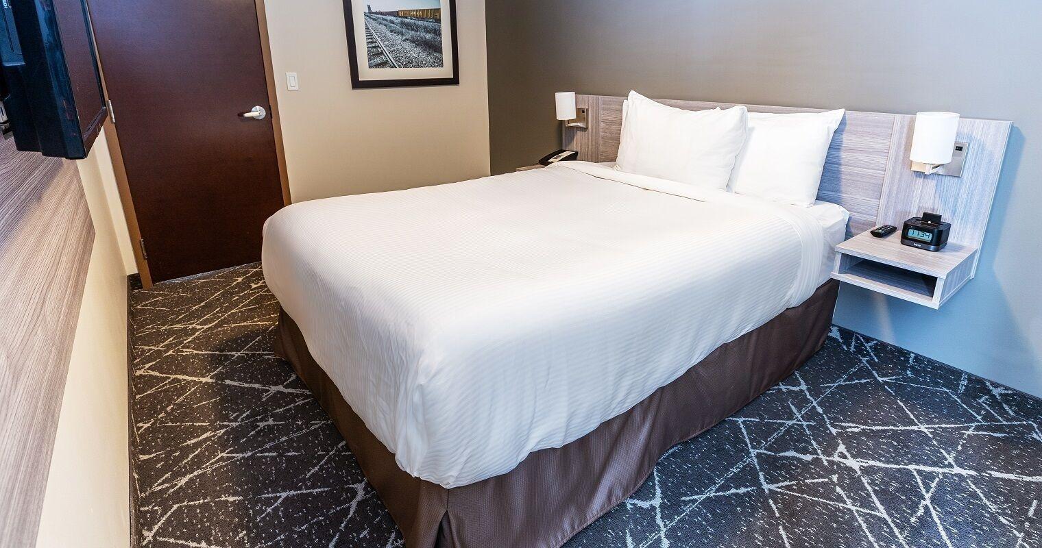 Microtel Inn & Suites By Wyndham Lloydminster Bagian luar foto