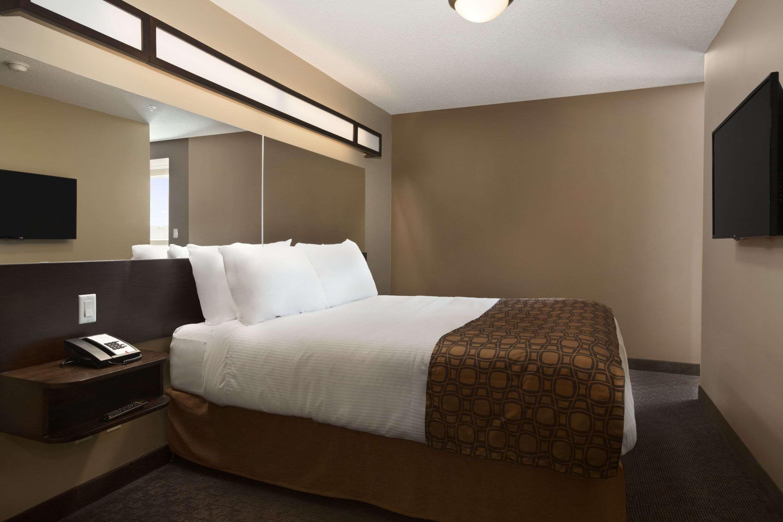 Microtel Inn & Suites By Wyndham Lloydminster Bagian luar foto