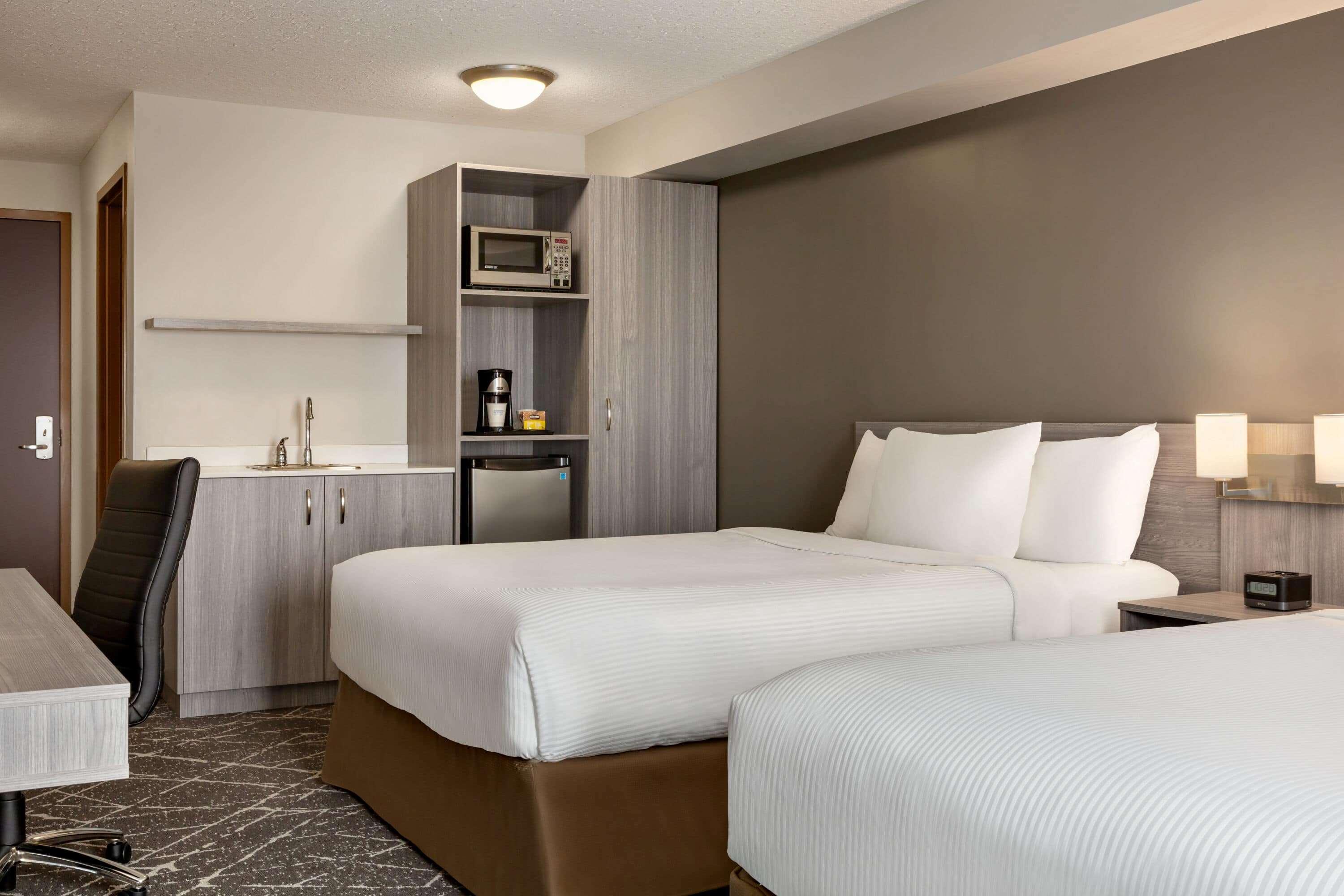 Microtel Inn & Suites By Wyndham Lloydminster Bagian luar foto