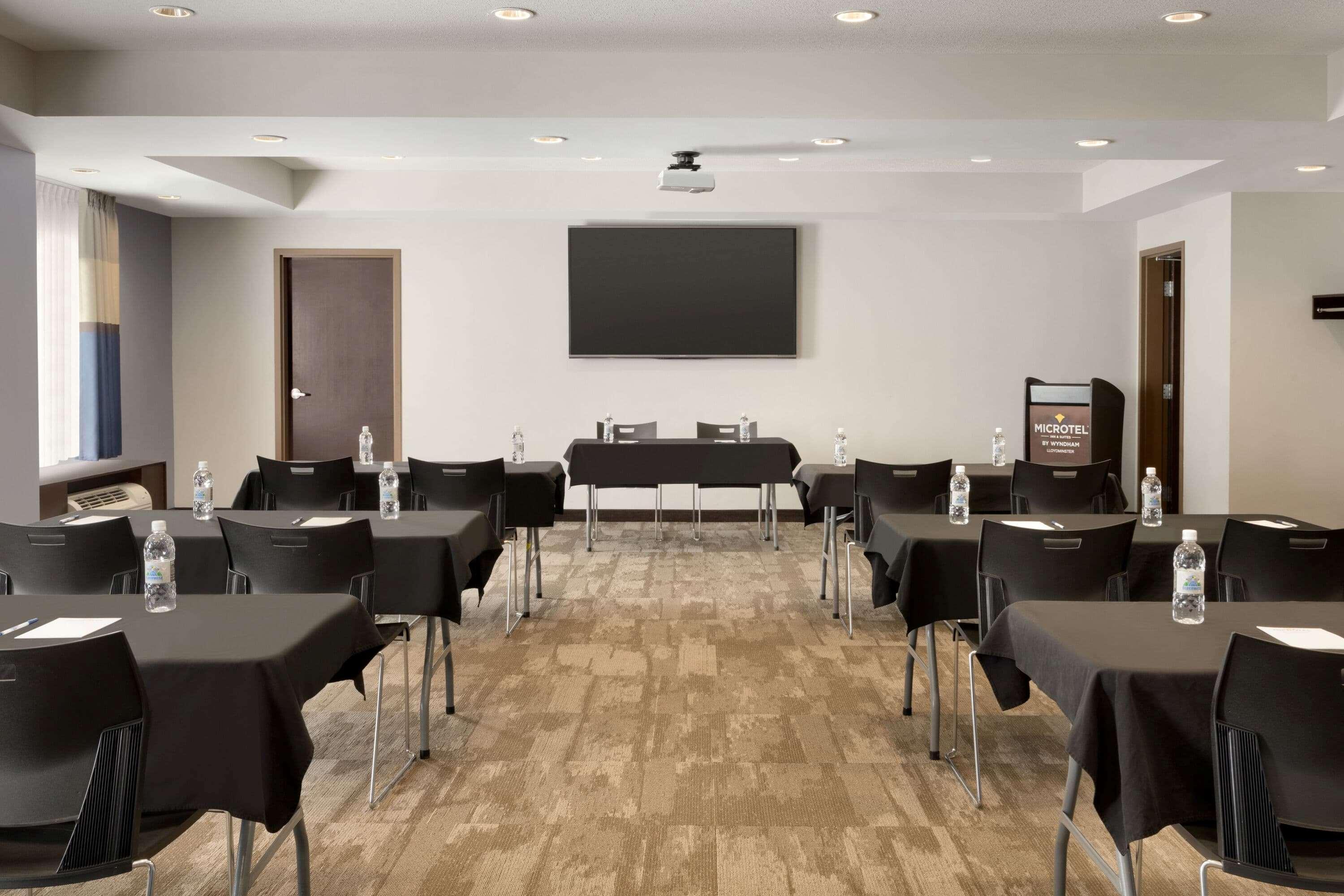 Microtel Inn & Suites By Wyndham Lloydminster Bagian luar foto