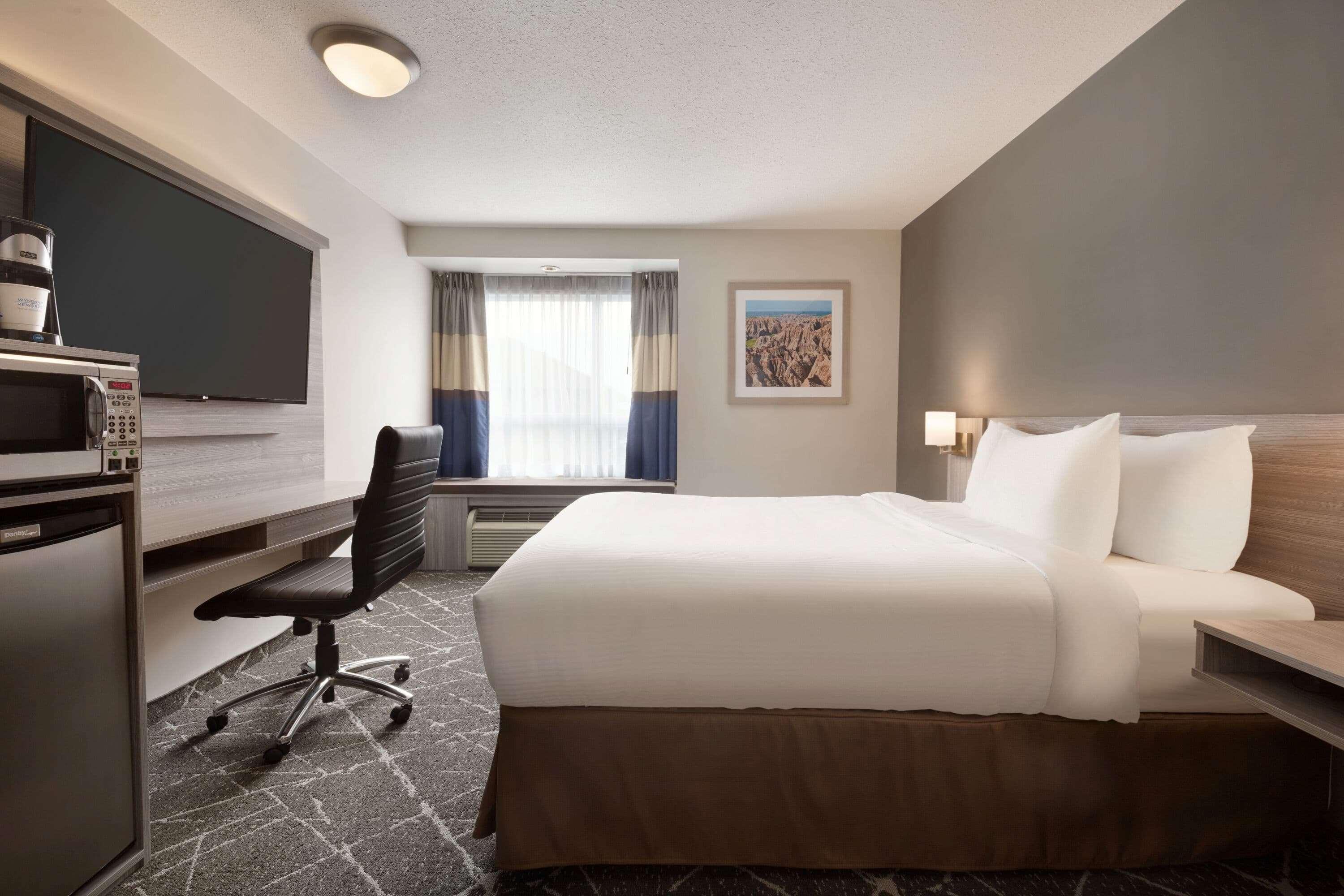 Microtel Inn & Suites By Wyndham Lloydminster Bagian luar foto