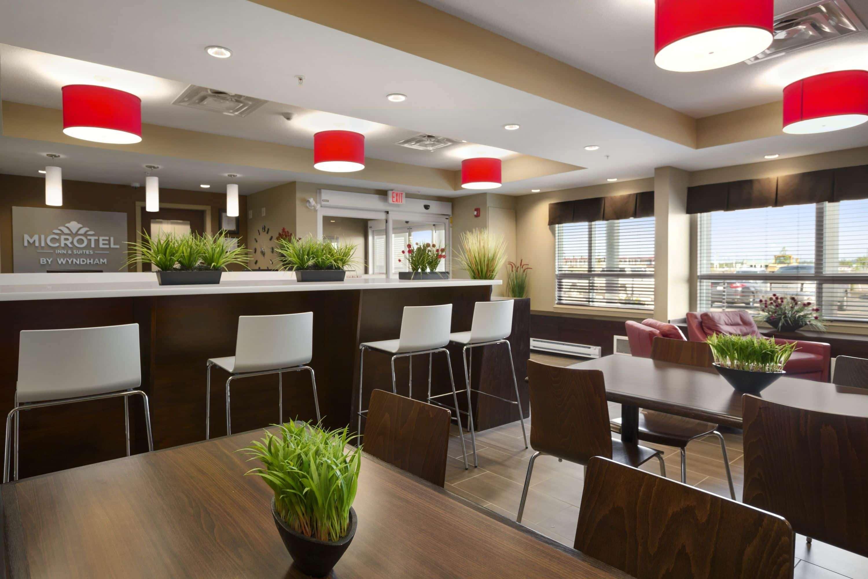 Microtel Inn & Suites By Wyndham Lloydminster Bagian luar foto