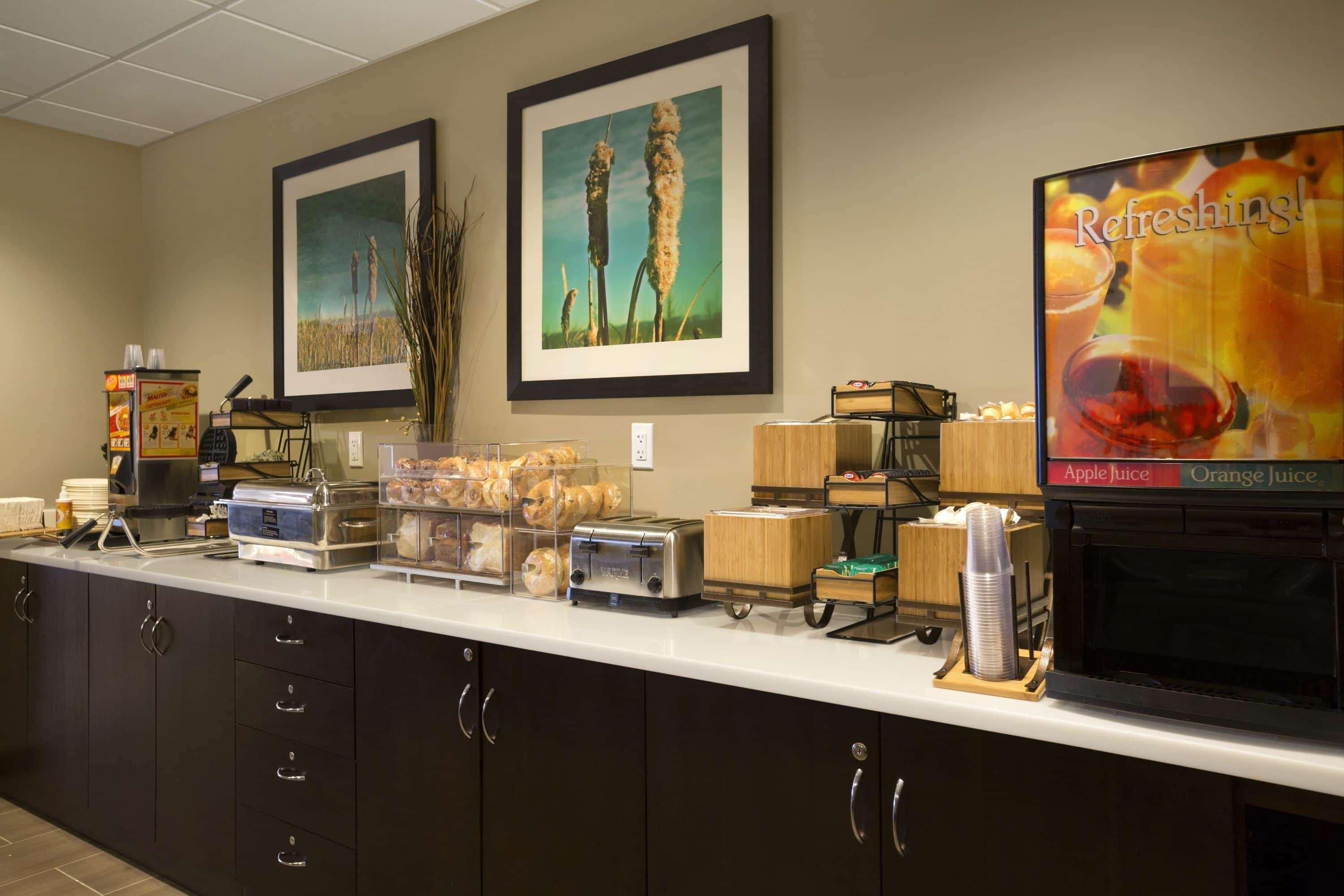 Microtel Inn & Suites By Wyndham Lloydminster Bagian luar foto