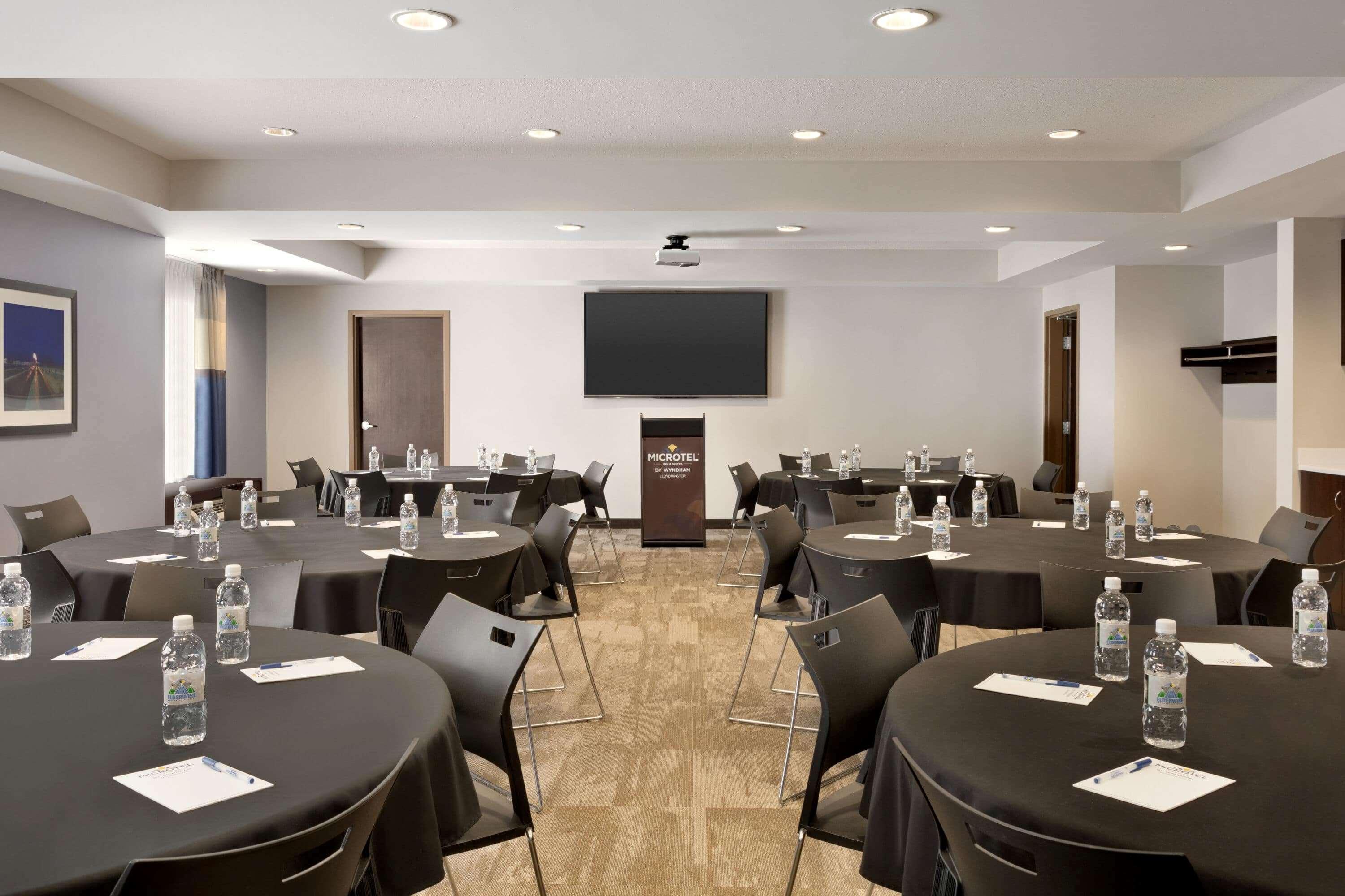 Microtel Inn & Suites By Wyndham Lloydminster Bagian luar foto