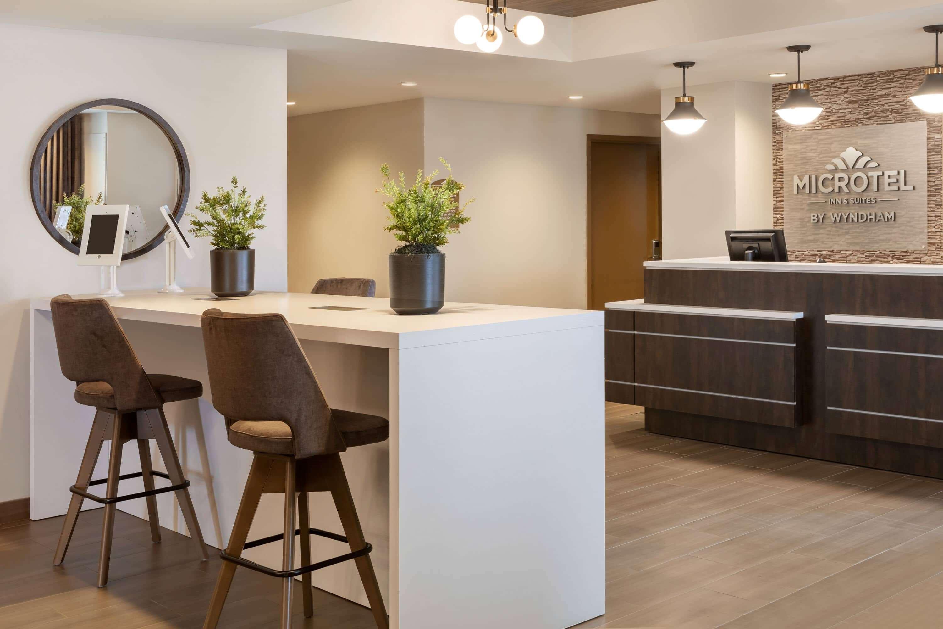 Microtel Inn & Suites By Wyndham Lloydminster Bagian luar foto
