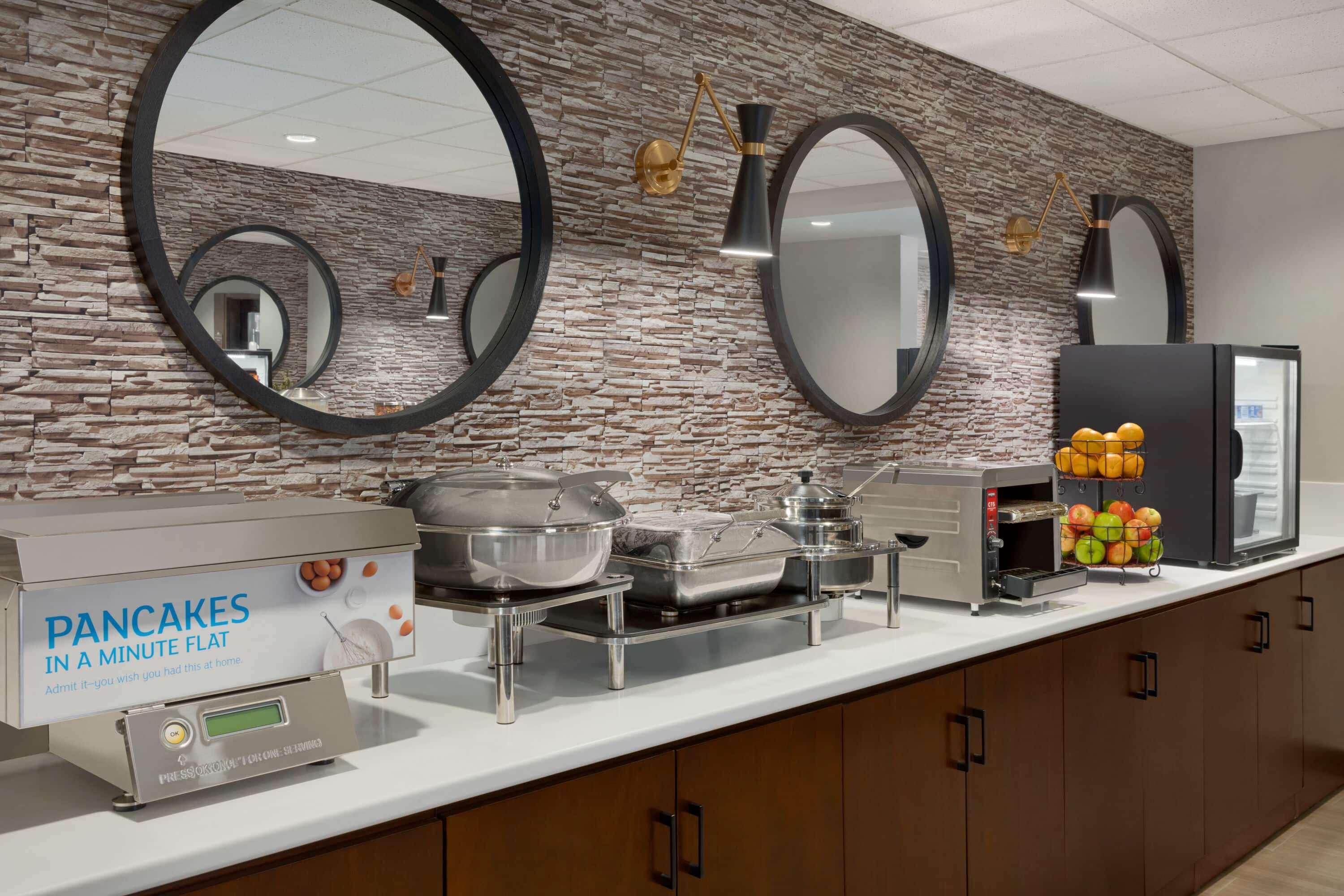 Microtel Inn & Suites By Wyndham Lloydminster Bagian luar foto