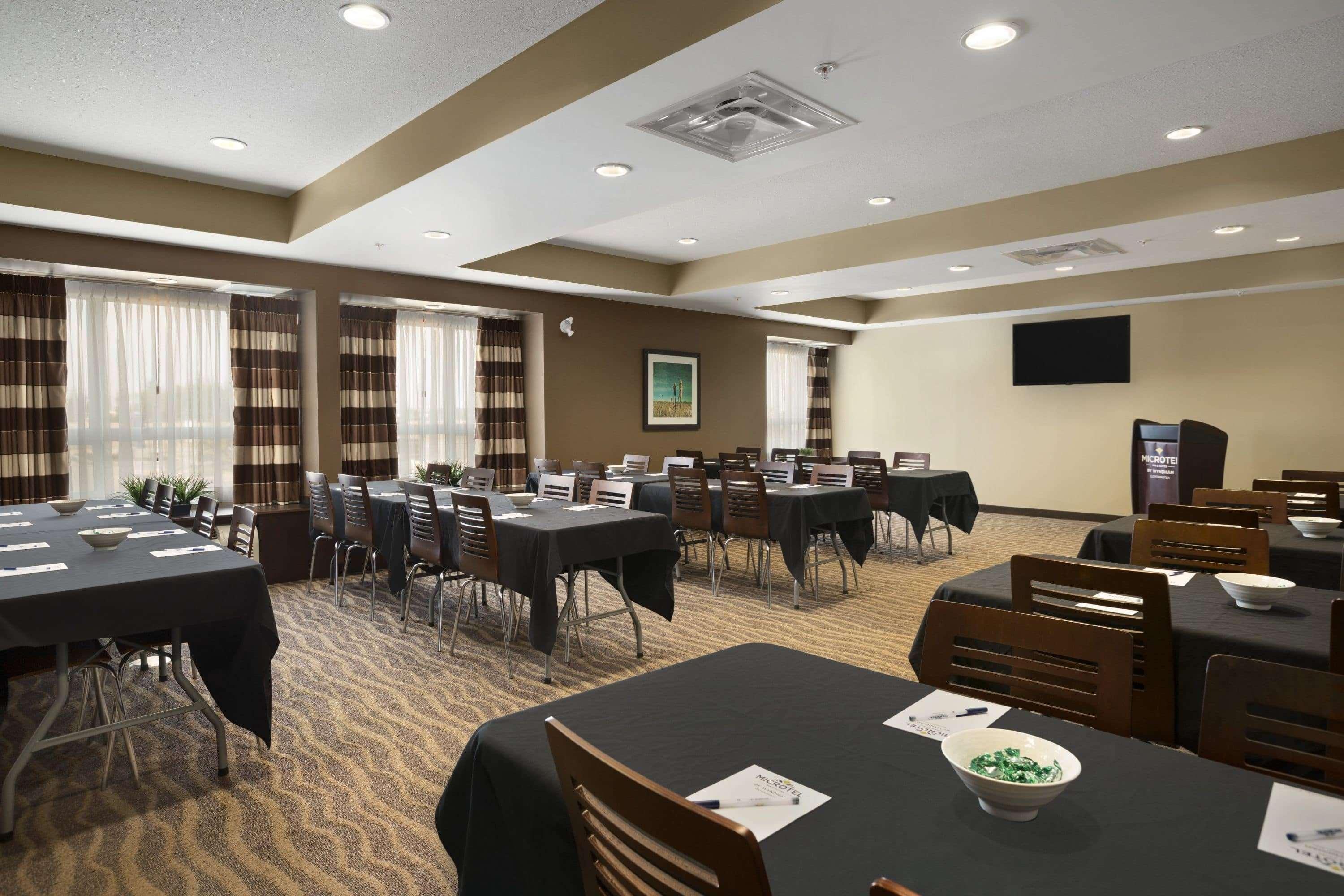 Microtel Inn & Suites By Wyndham Lloydminster Bagian luar foto