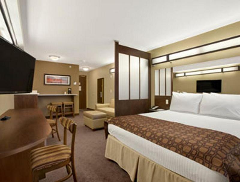 Microtel Inn & Suites By Wyndham Lloydminster Bagian luar foto