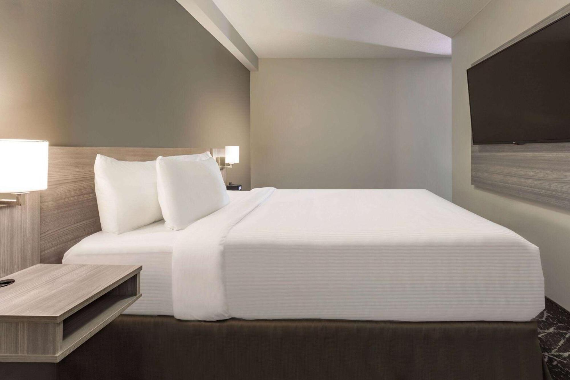 Microtel Inn & Suites By Wyndham Lloydminster Bagian luar foto